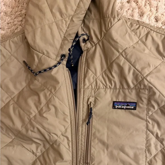 Diamond quilted light weight PATAGONIA jacket. Men’s size large tan and navy - Picture 3 of 10